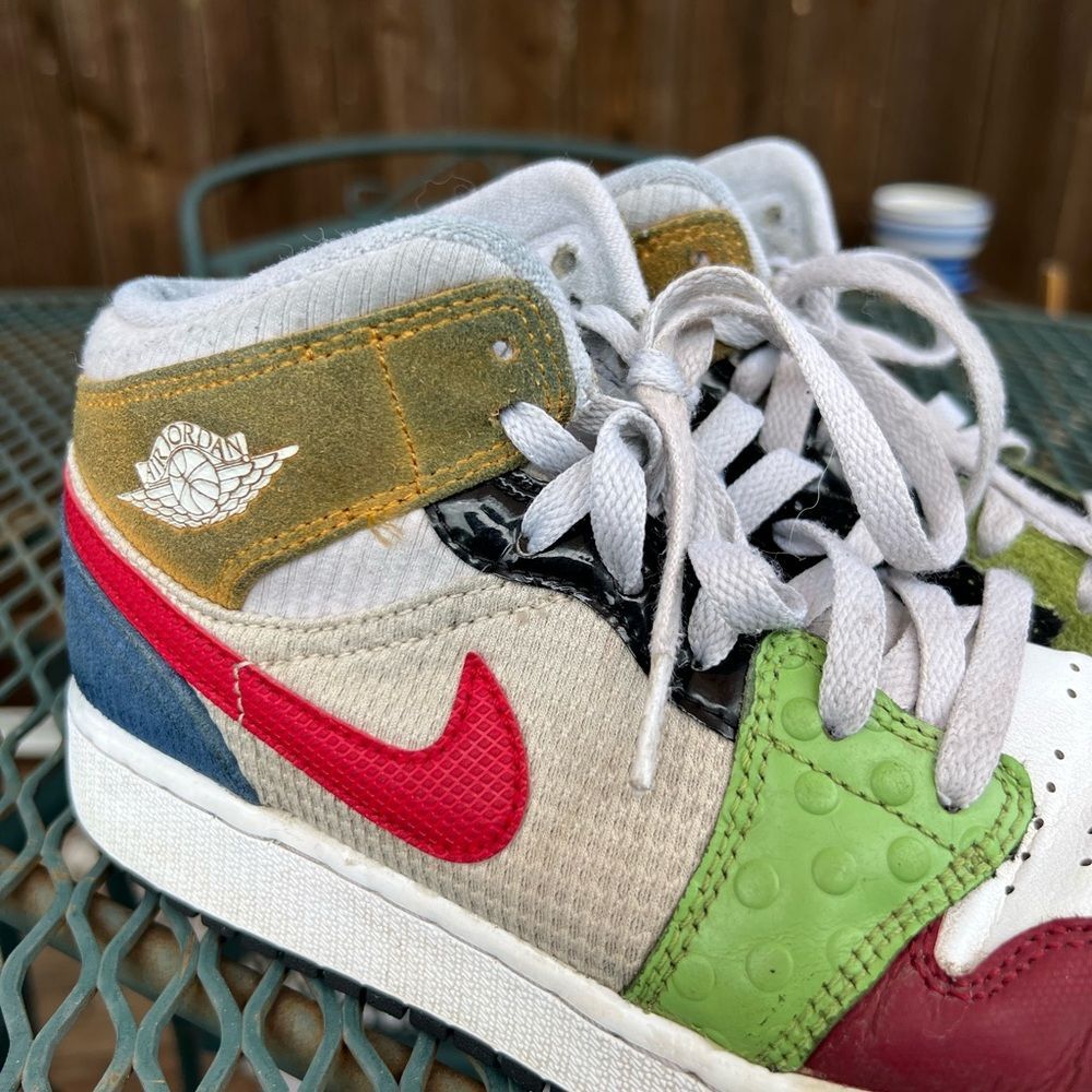 Nike Boys Kids Sneakers in Red, Green, and Gold 5Y - Picture 2 of 14